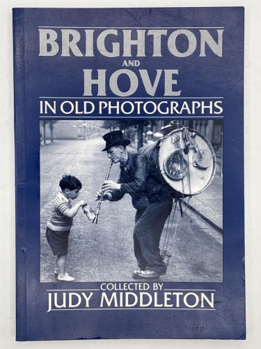 Portada del libro de Brighton and Hove in Old Photographs  Britain in... by Middleton, Judy Paperback