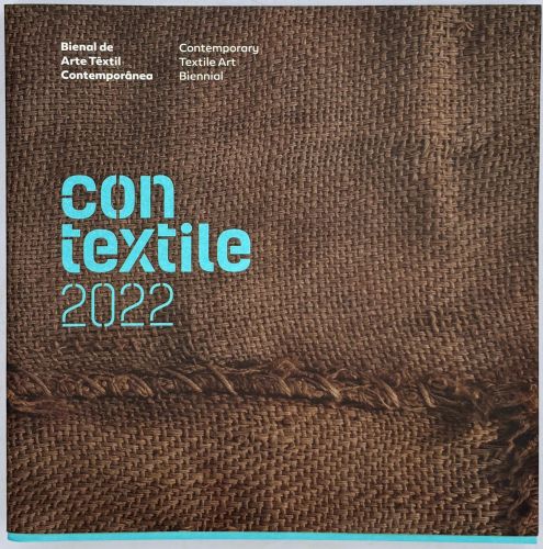 Portada del libro de Con Textile 2022. Bienal de arte têxtil contemporânea
