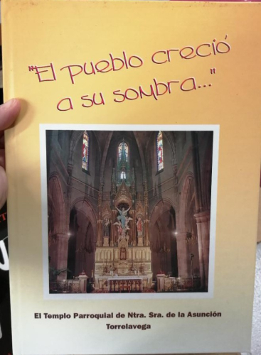 Portada del libro de ”El pueblo creció a su sombra”