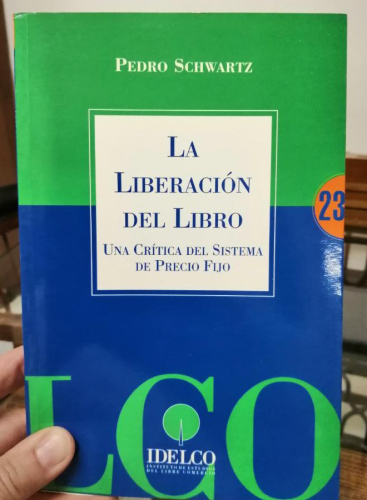 Book cover from LA LIBERACIÓN DEL LIBRO. UNA CRÍTICA DEL SISTEMA DE PRECIO FIJO