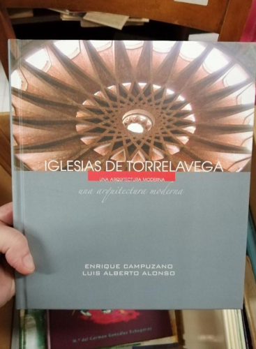 Portada del libro de IGLESIAS DE TORRELAVEGA. UNA ARQUITECTURA MODERNA