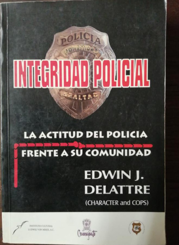 Portada del libro de INTEGRIDAD POLICIAL La Actitud del Policia frente a su comunidad. Edwin J. Delatorre.