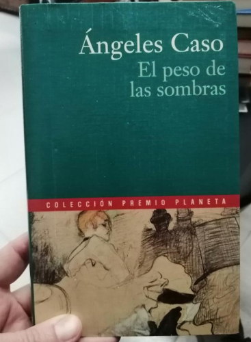 Book cover from El peso de las sombras. Ángeles Caso.