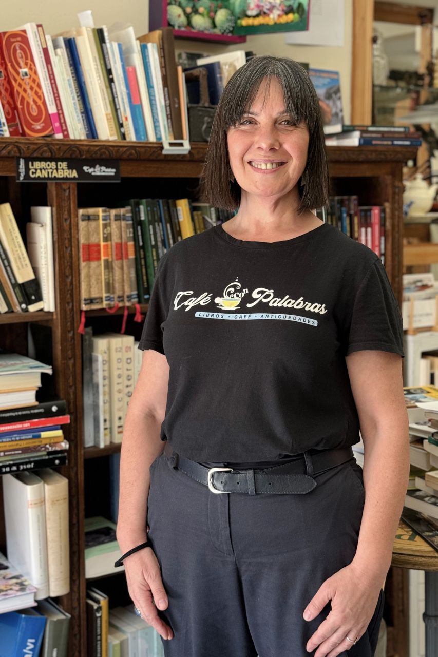 Gema de café con palabras en su librería